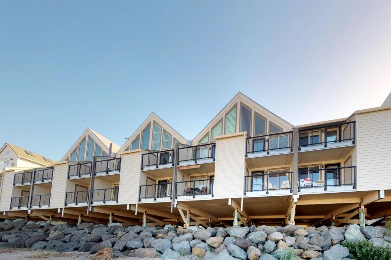 ​Rock Creek Inn Vacation Condos Рокълей Бийч Екстериор снимка